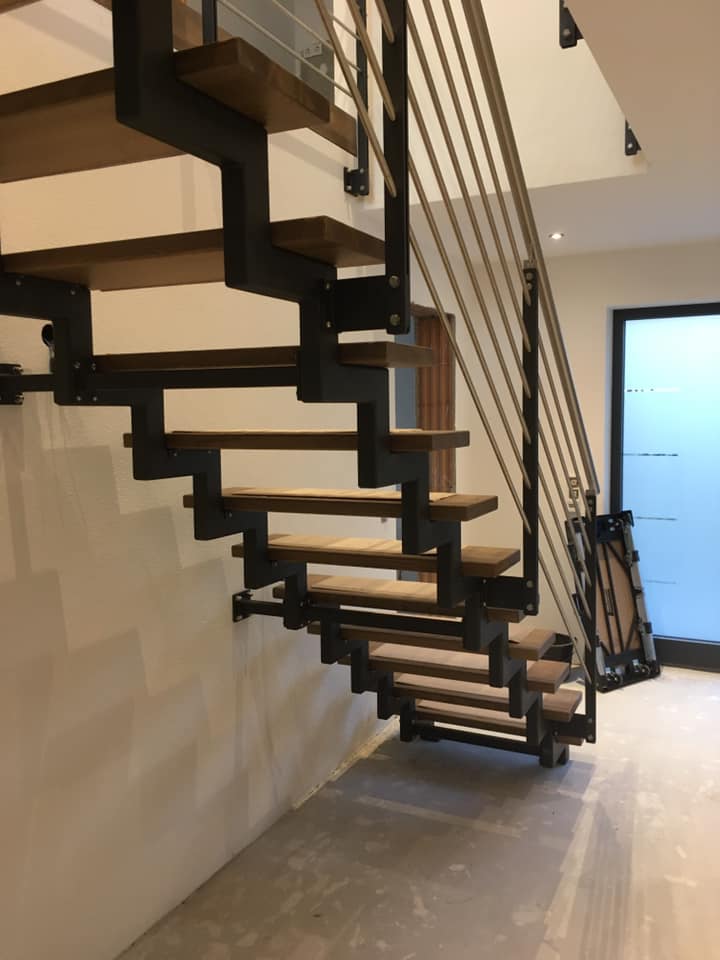 Treppengeländer mit Edelstahl und Holzelementen